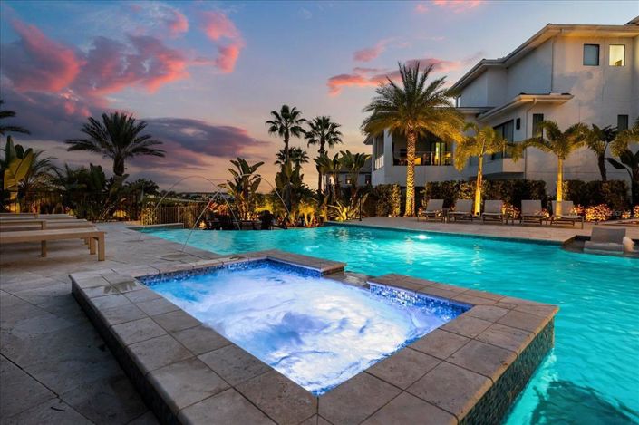 Image No.17-8 Bed Property for sale