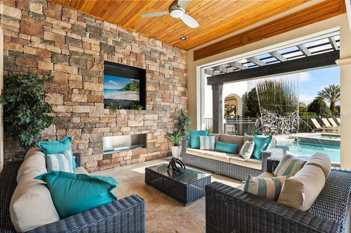 Image No.20-8 Bed Property for sale