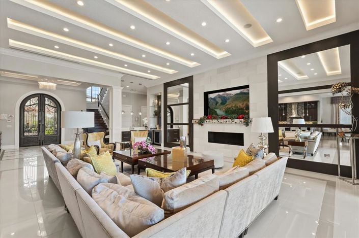 Image No.33-8 Bed Property for sale