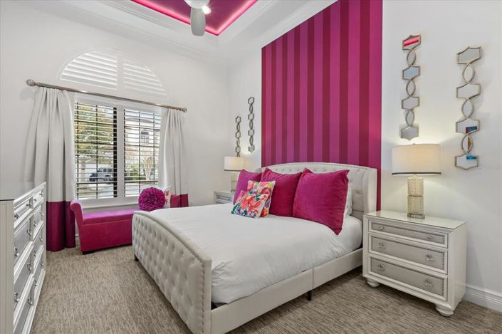 Image No.55-8 Bed Property for sale