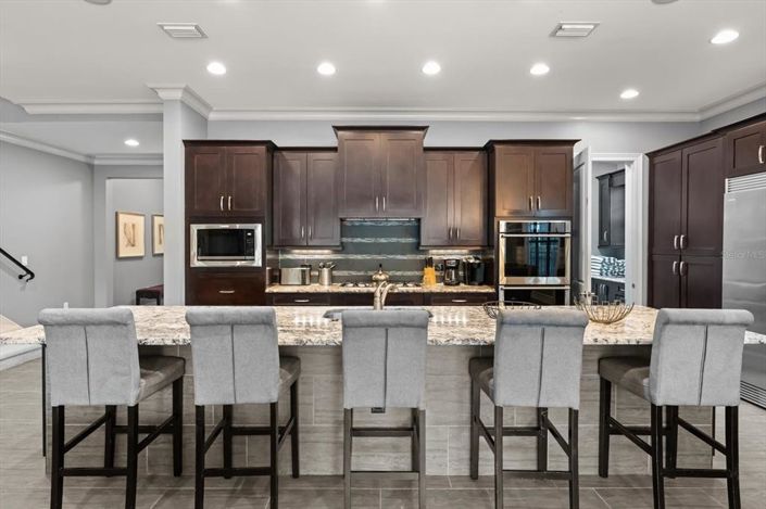 Image No.10-8 Bed Property for sale