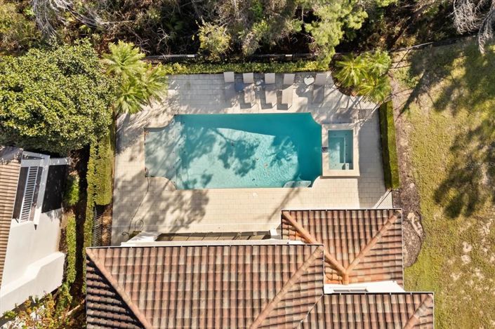 Image No.60-8 Bed Property for sale