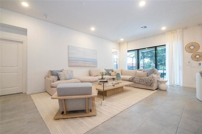 Image No.17-9 Bed Property for sale