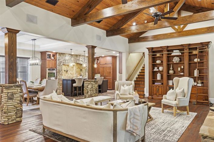 Image No.10-6 Bed Property for sale