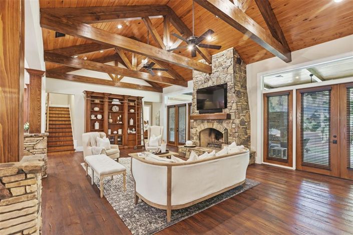 Image No.12-6 Bed Property for sale