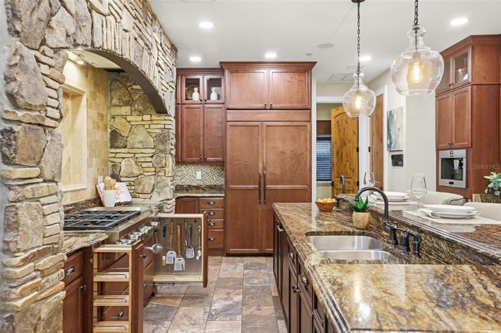 Image No.24-6 Bed Property for sale