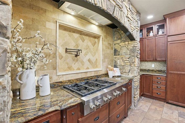 Image No.25-6 Bed Property for sale