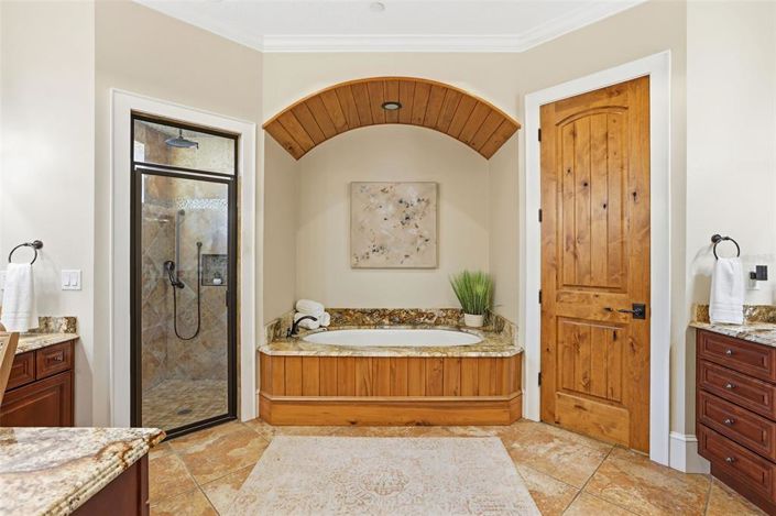 Image No.30-6 Bed Property for sale