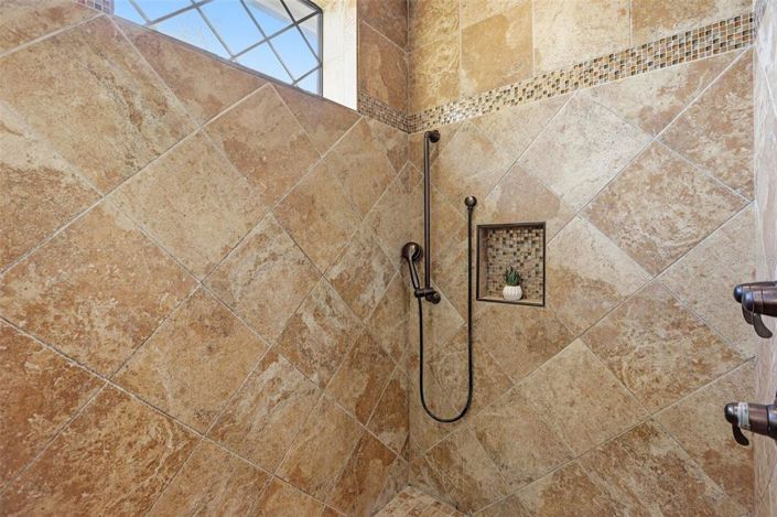 Image No.33-6 Bed Property for sale