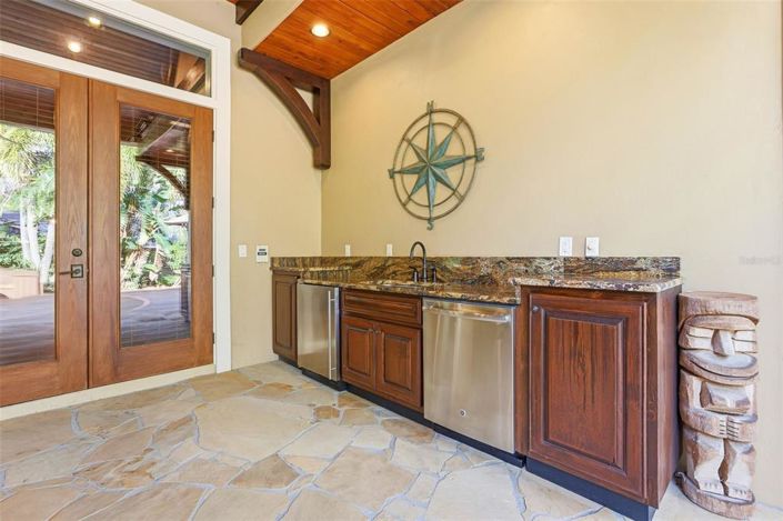 Image No.60-6 Bed Property for sale