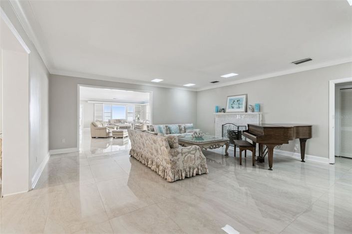 Image No.13-6 Bed Property for sale