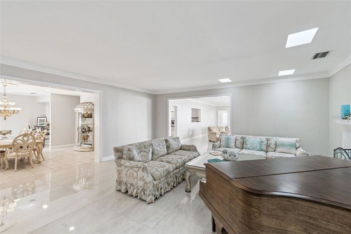 Image No.14-6 Bed Property for sale