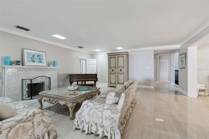 Image No.15-6 Bed Property for sale