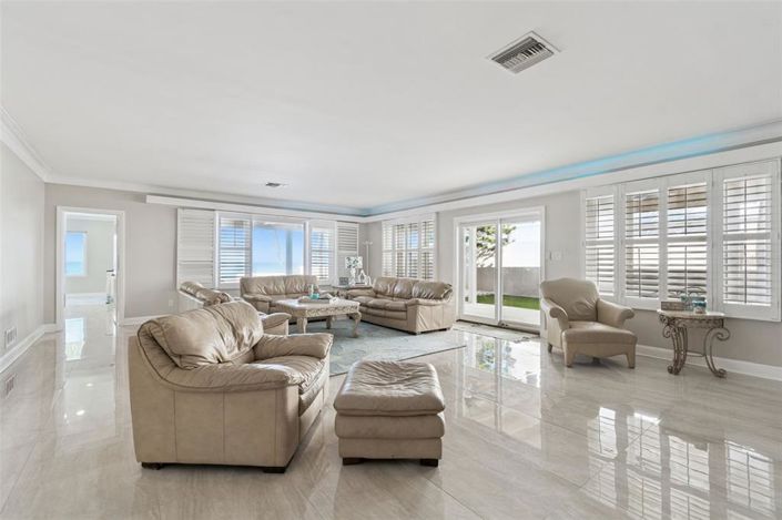 Image No.16-6 Bed Property for sale