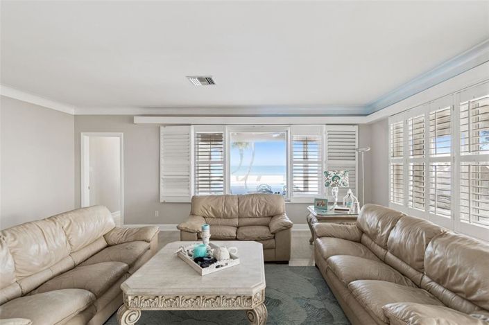 Image No.17-6 Bed Property for sale