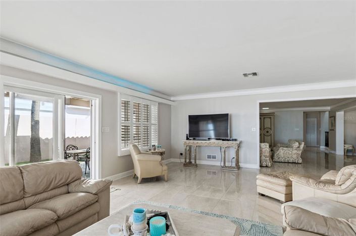 Image No.19-6 Bed Property for sale