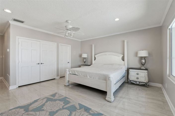 Image No.25-6 Bed Property for sale