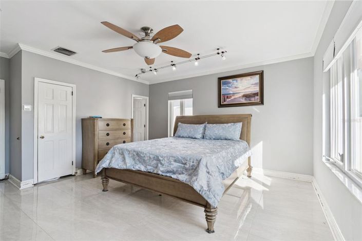 Image No.27-6 Bed Property for sale