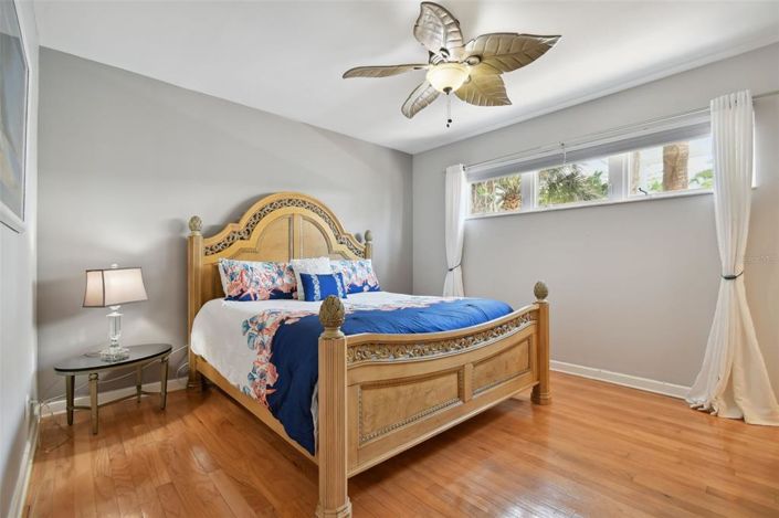 Image No.30-6 Bed Property for sale