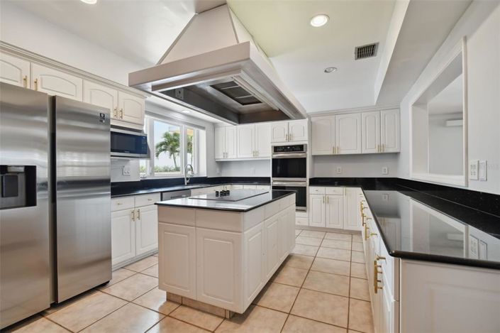 Image No.9-6 Bed Property for sale