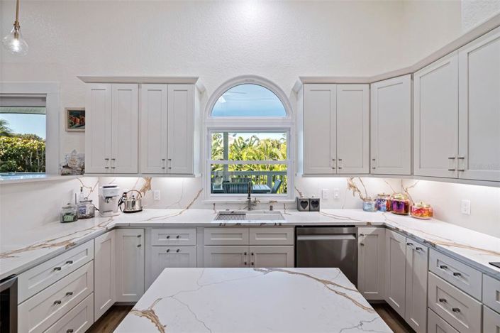 Image No.4-4 Bed Property for sale