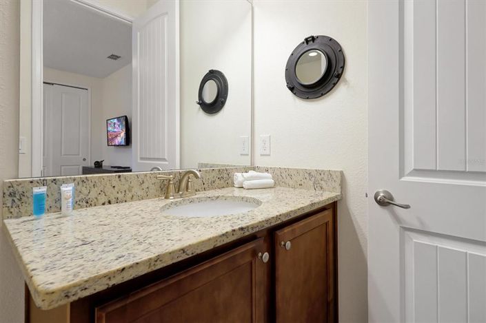 Image No.60-6 Bed Property for sale