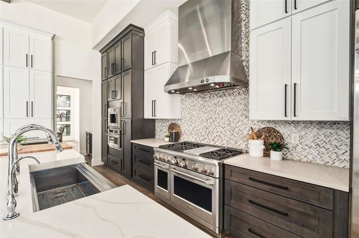 Image No.13-6 Bed Property for sale