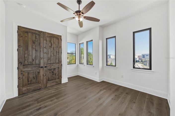 Image No.32-6 Bed Property for sale