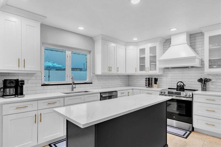 Image No.14-3 Bed Property for sale