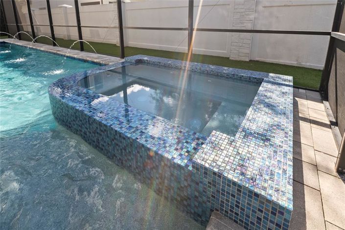 Image No.17-6 Bed Property for sale