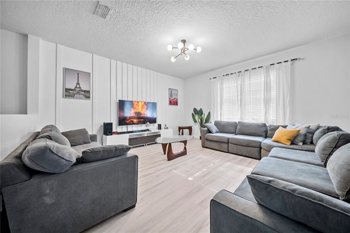 Image No.32-8 Bed Property for sale