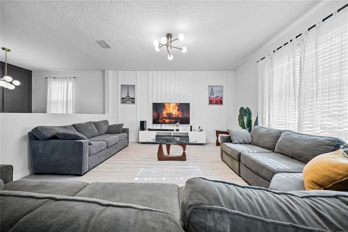 Image No.33-8 Bed Property for sale