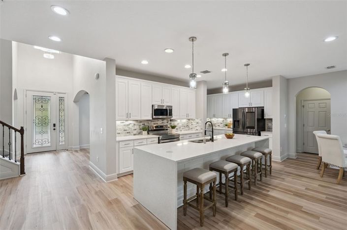 Image No.10-7 Bed Property for sale