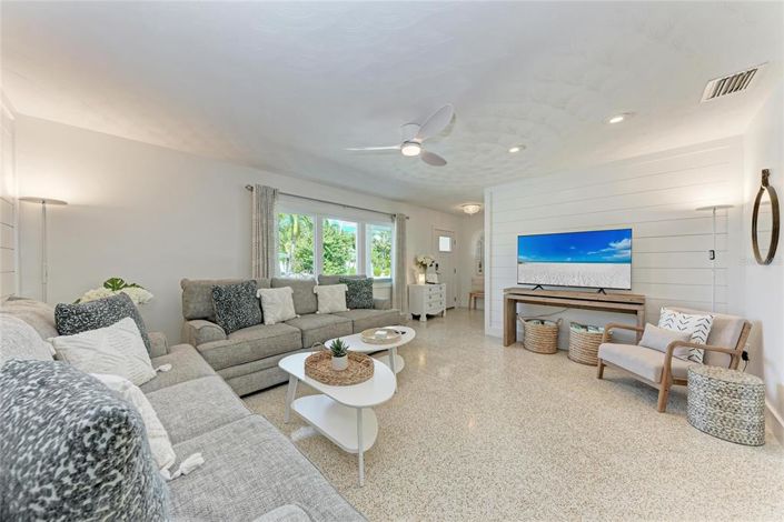 Image No.17-3 Bed Property for sale