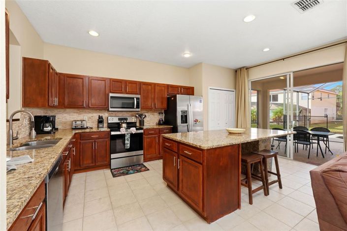 Image No.16-6 Bed Property for sale