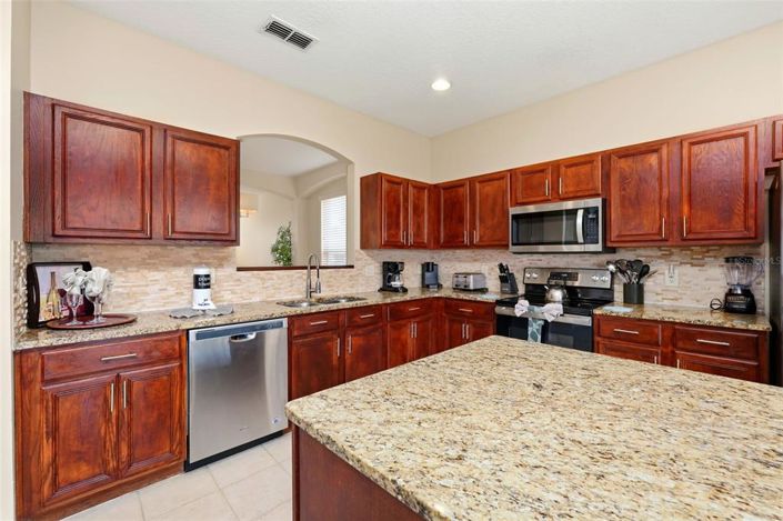 Image No.17-6 Bed Property for sale