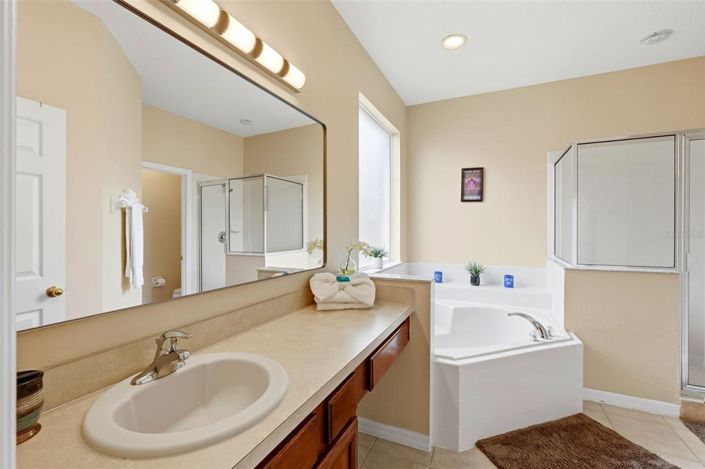 Image No.24-6 Bed Property for sale