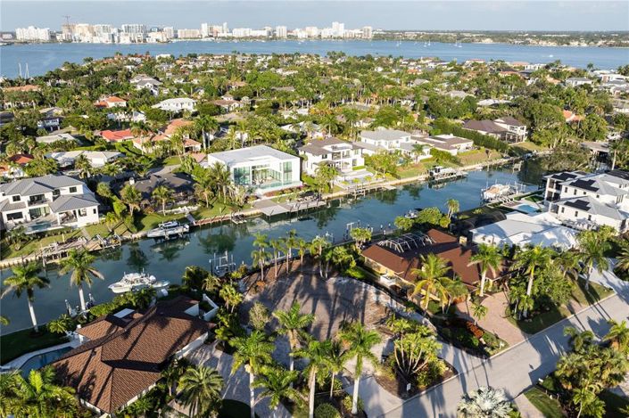 Image No.22-5 Bed Property for sale