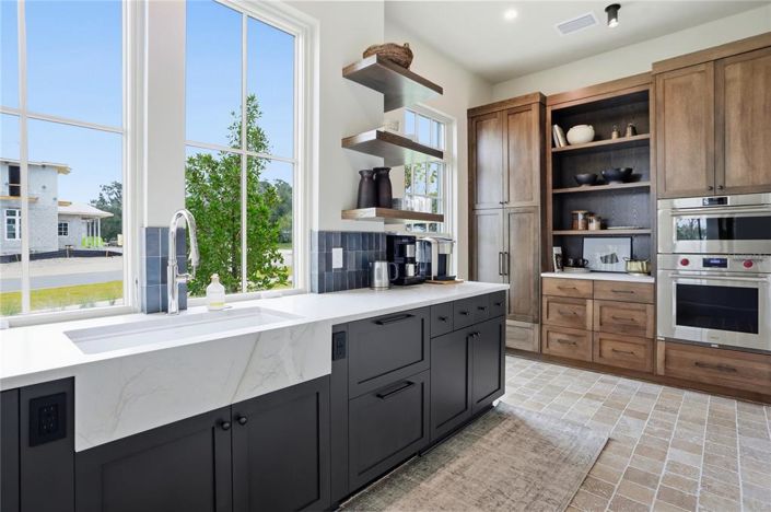 Image No.10-5 Bed Property for sale