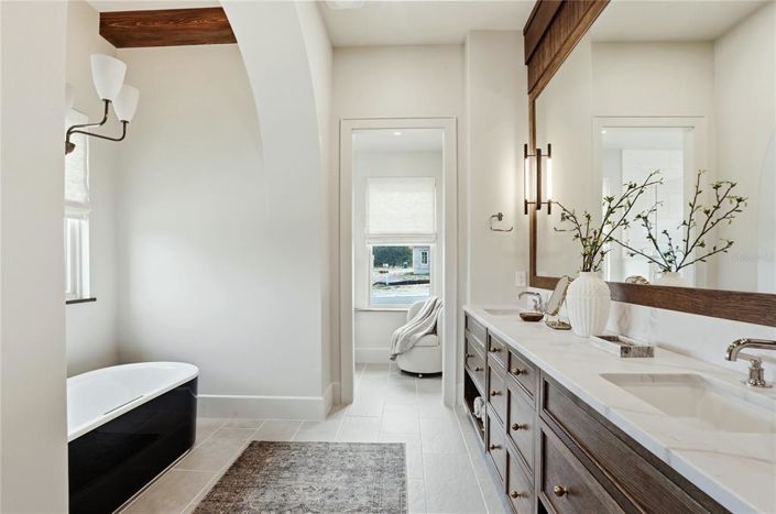 Image No.28-5 Bed Property for sale