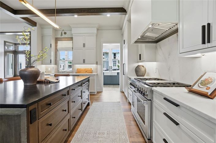 Image No.9-5 Bed Property for sale