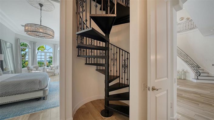 Image No.55-5 Bed Property for sale