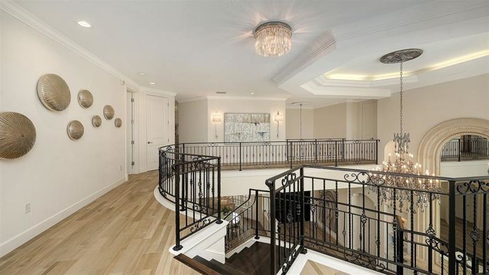 Image No.60-5 Bed Property for sale