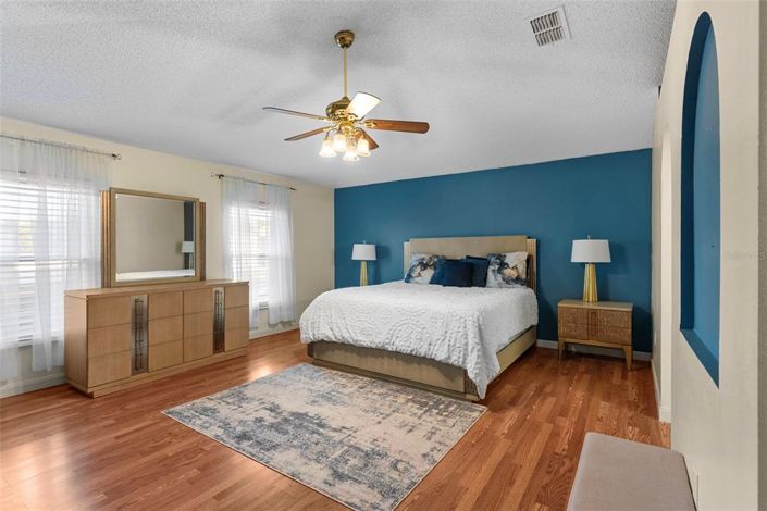 Image No.15-4 Bed Property for sale