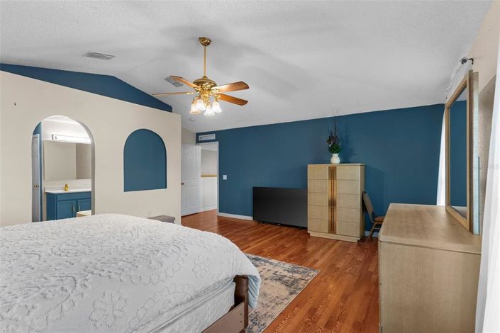 Image No.17-4 Bed Property for sale