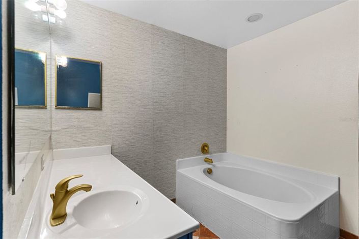 Image No.19-4 Bed Property for sale