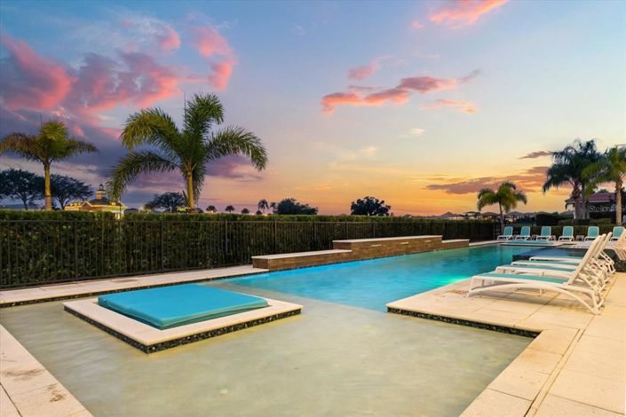 Image No.10-12 Bed Property for sale