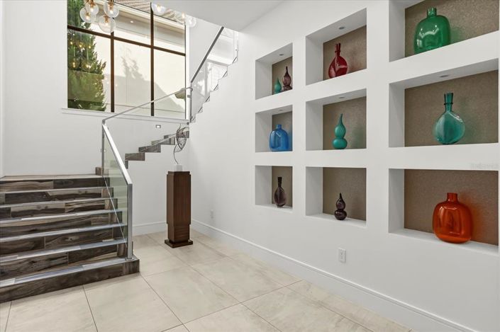 Image No.18-12 Bed Property for sale