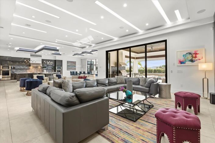 Image No.19-12 Bed Property for sale