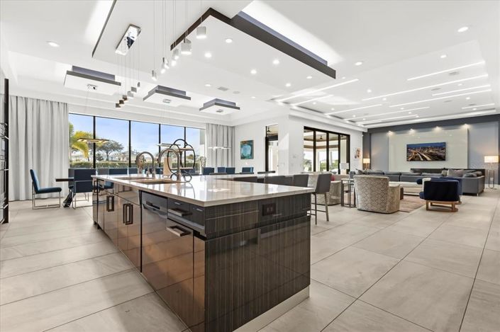 Image No.26-12 Bed Property for sale